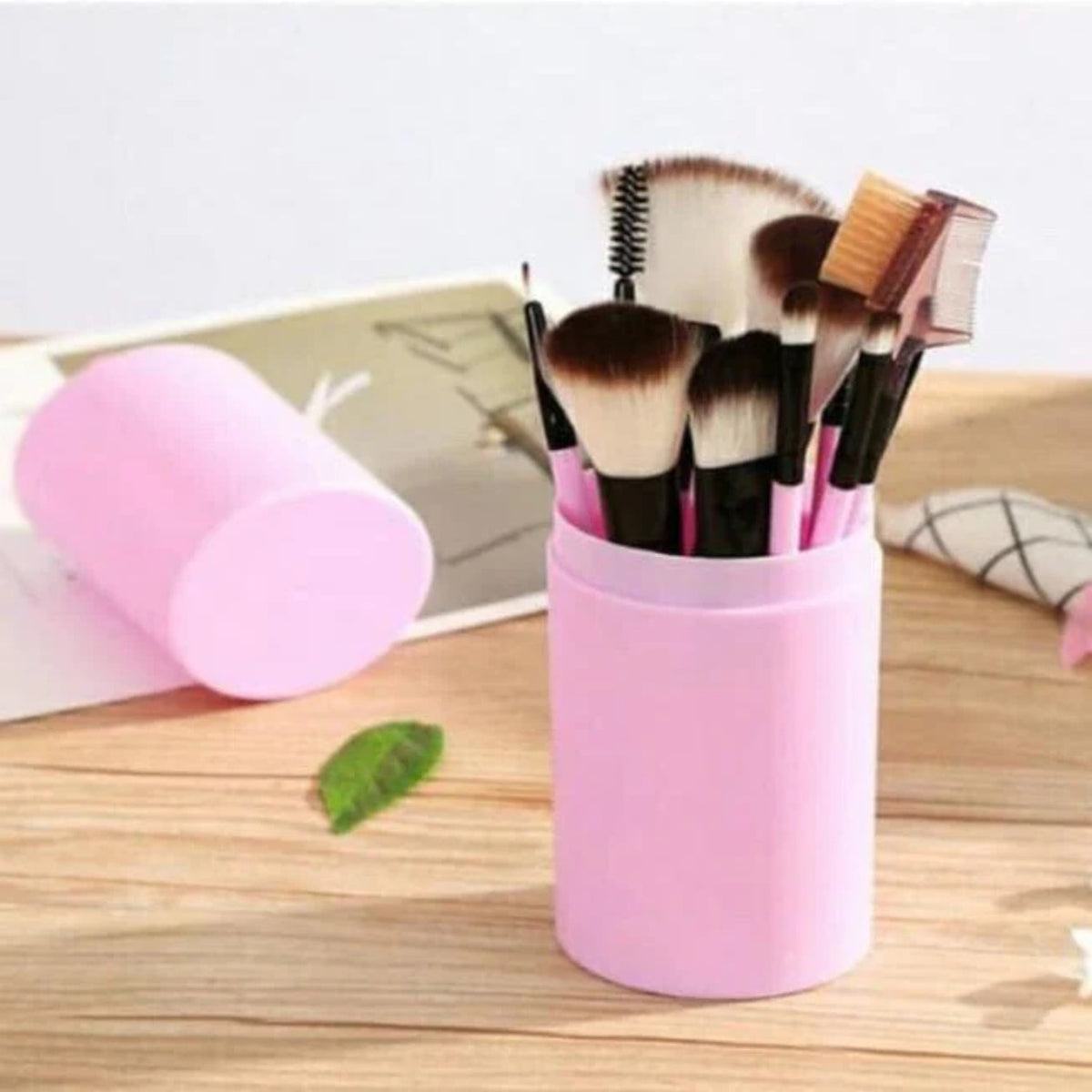 Set 12 pensule machiaj cu cutie depozitare, peri sintetici, design roz modern