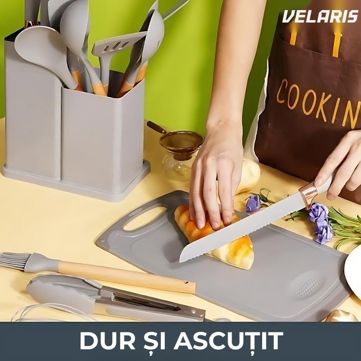 Set 19 ustensile de bucătărie silicon termorezistent și bambus, cuțite inox, suport organizator, Design Gri