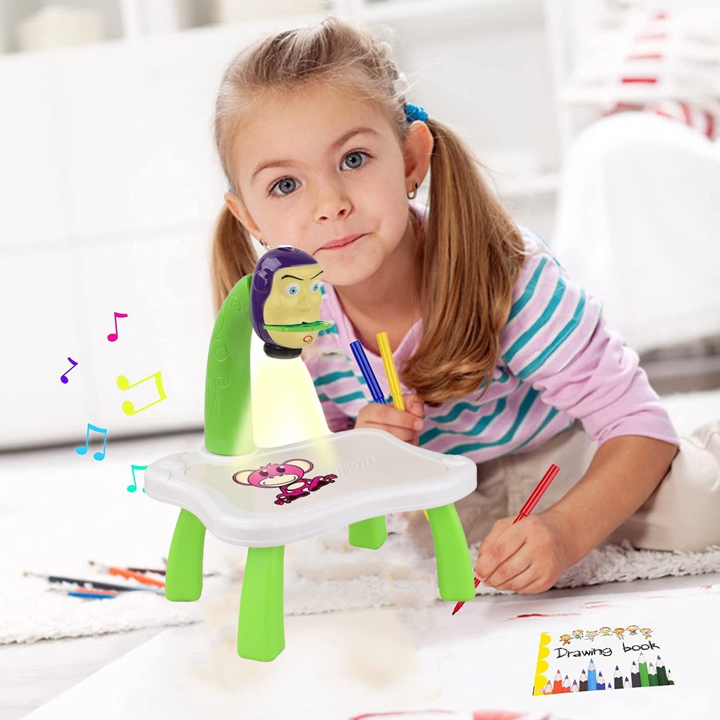 Jucarie educationala tip tabla cu proiector, hologram, 3 discuri, 24 sabloane, 12 carioci, masa de desen Toy Story, verde
