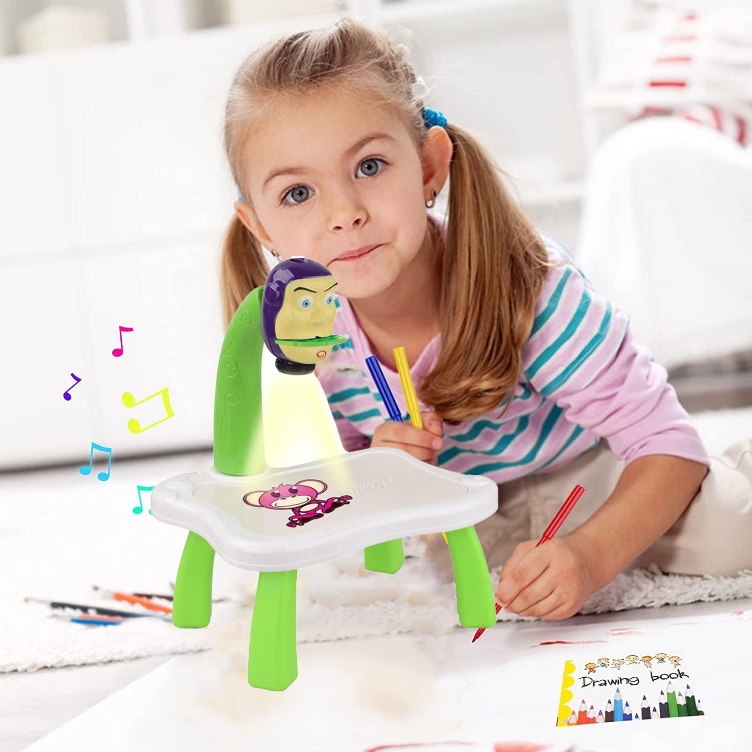 Jucarie educationala tip tabla cu proiector, hologram, 3 discuri, 24 sabloane, 12 carioci, masa de desen Toy Story, verde