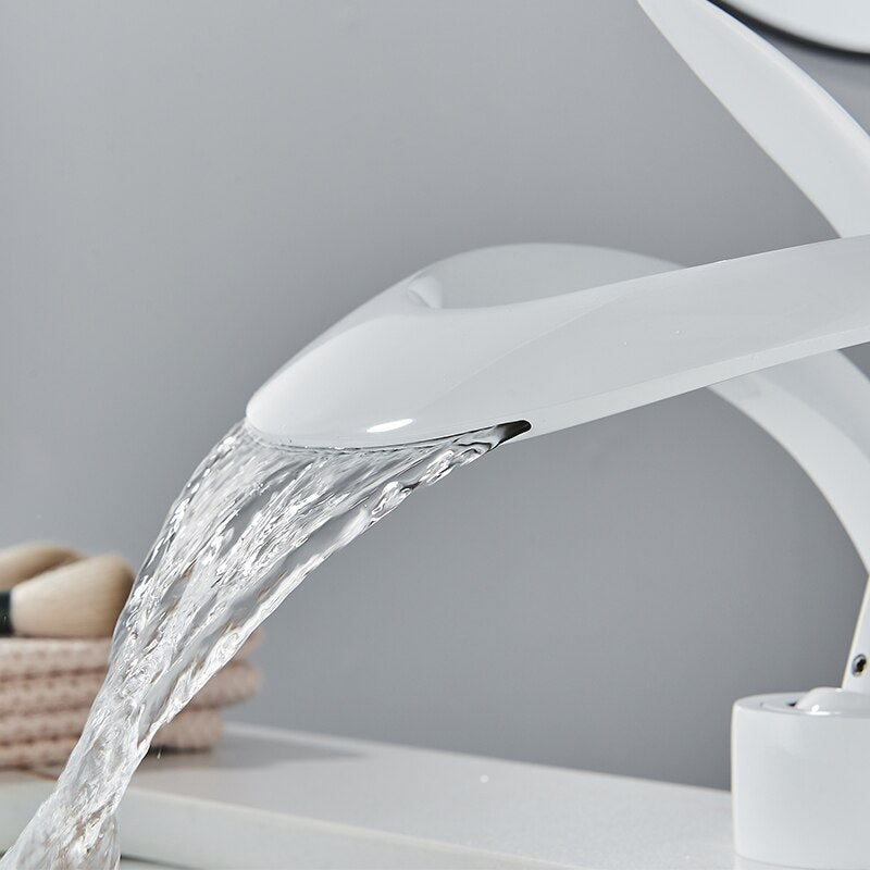 Baterie chiuveta baie tip cascada cromata 15 cm montaj pe chiuveta design nordic modern debit redus, alb