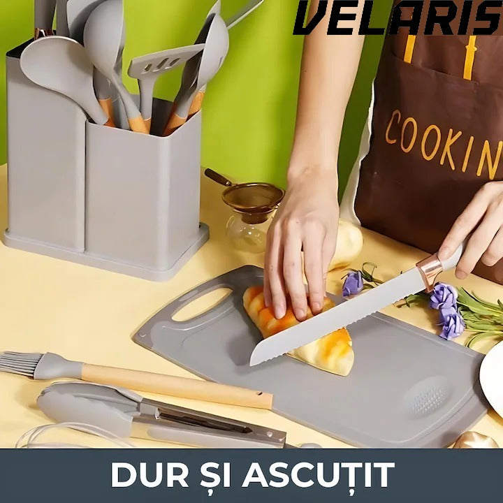Set Ustensile Bucatarie 19 Piese Silicon Termorezistent si Bambus, Cutite Inox, Suport Organizator Compact, Design Gri Elegant
